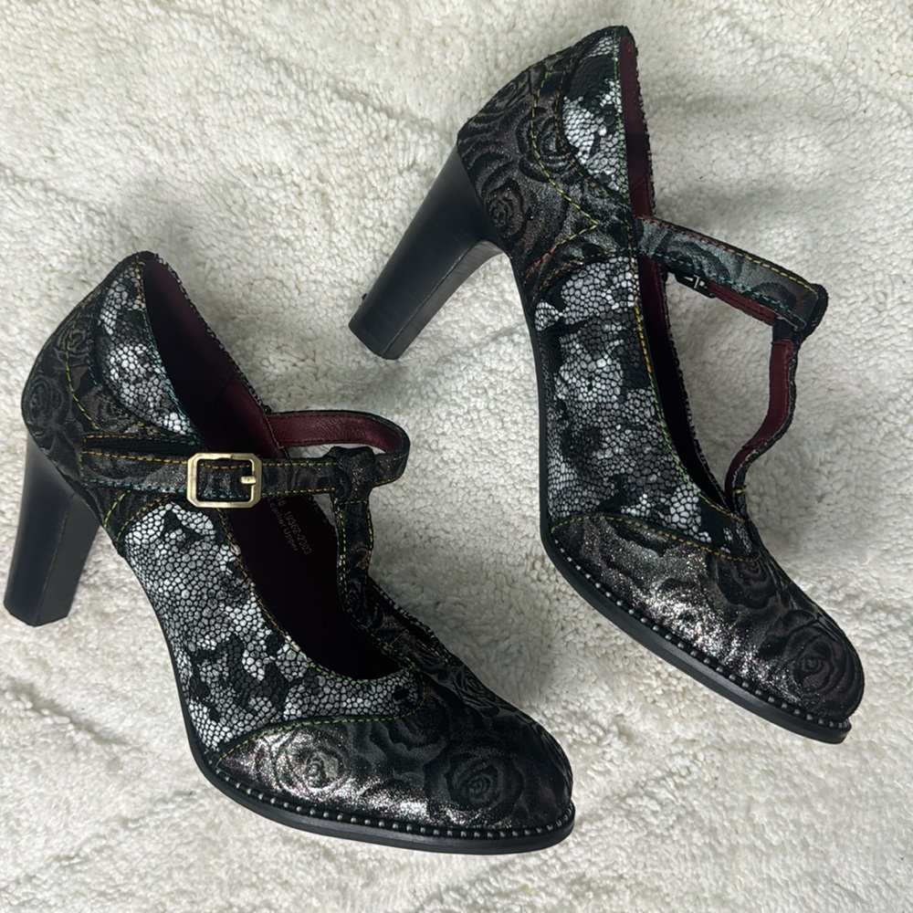 L’atiste t-strap pumps